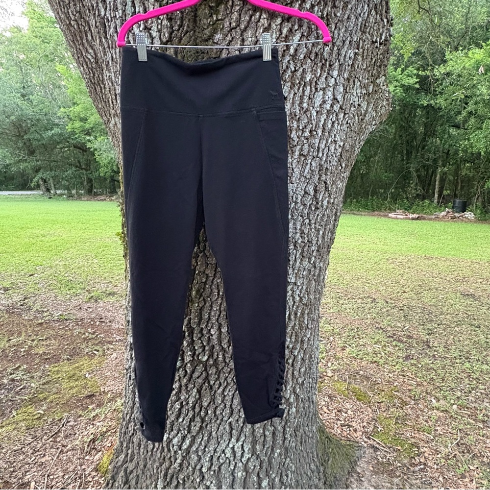 PINK VICTORIAS SECRET YOGA PANTS MEDIUM BLACK LEG CROSS CAGING  DETAIL